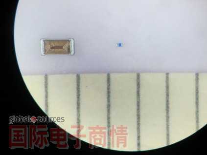 村田制作所(Murata)的標(biāo)準(zhǔn)電感(regular inductor , 尺寸1.0×0.5mmm)。右圖是薄膜電感，尺寸僅0.25×0.125mm。